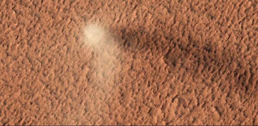 Urmăriți cum „diavolii de praf” remodelează un crater marțian 